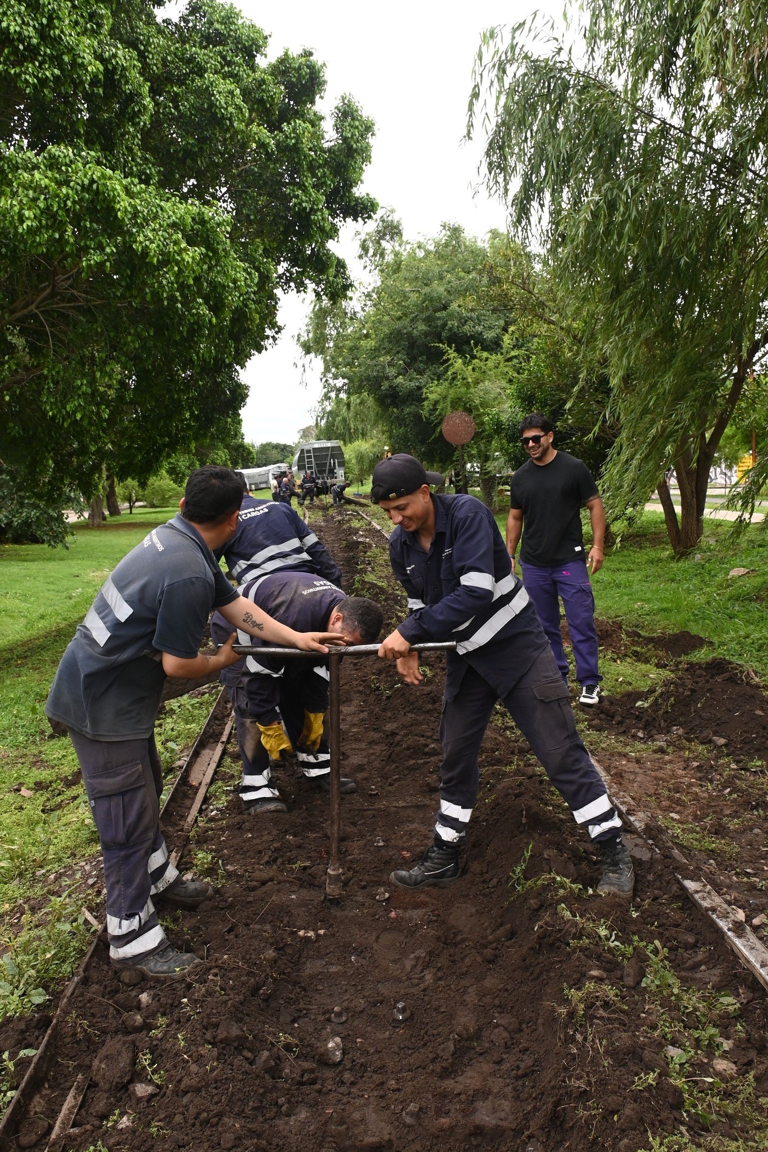 El accidente fue producto de la gran cantidad de agua caída que dejó inestable la tierra que sostiene los rieles, explicó el maquinista. No hubo que lamentar víctimas personas ni daños en viviendas cercanas.