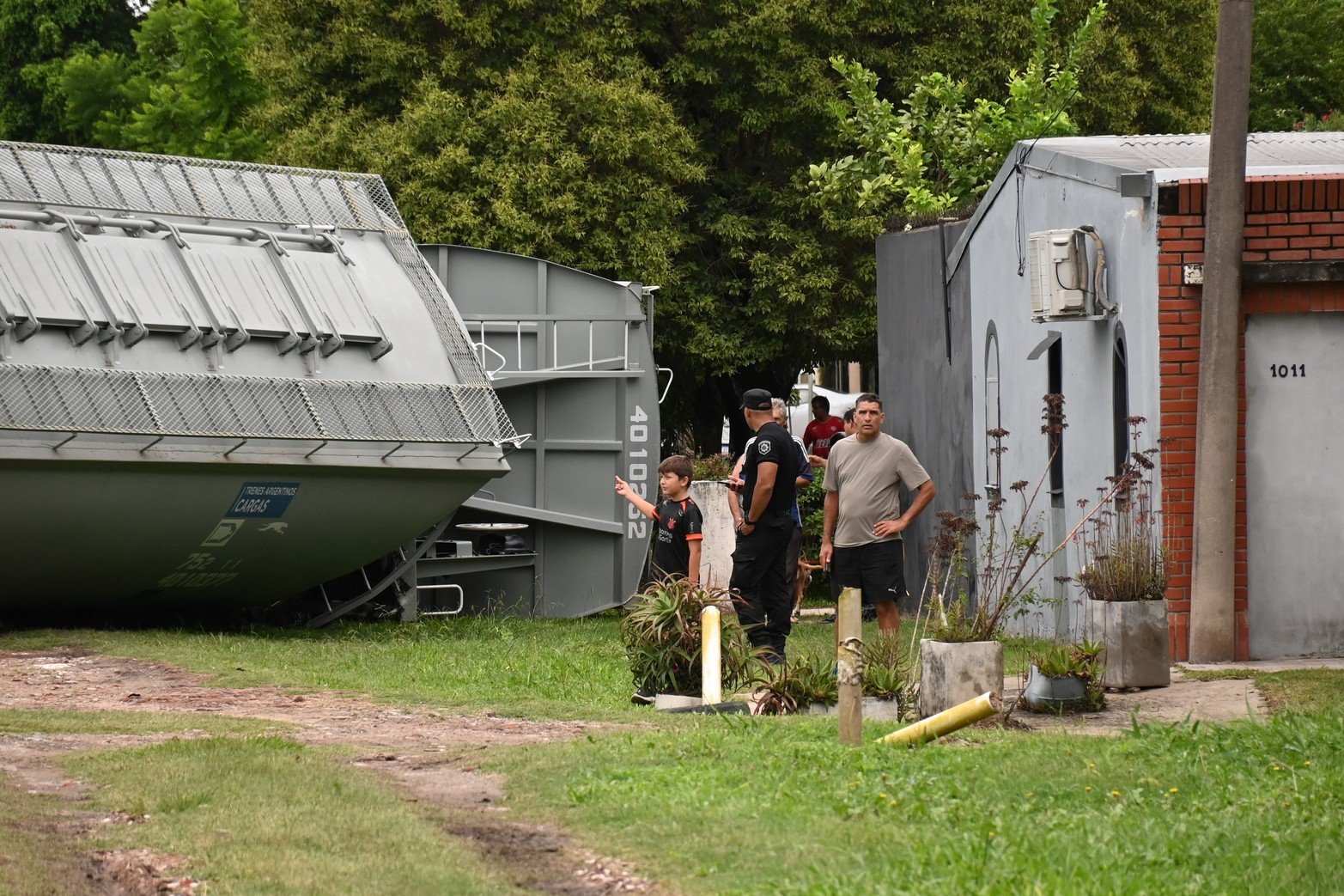 El accidente fue producto de la gran cantidad de agua caída que dejó inestable la tierra que sostiene los rieles, explicó el maquinista. No hubo que lamentar víctimas personas ni daños en viviendas cercanas.Uno de los vagones volcado quedó a menos de dosmetros de una vivienda de Velez Sarfield al 6000