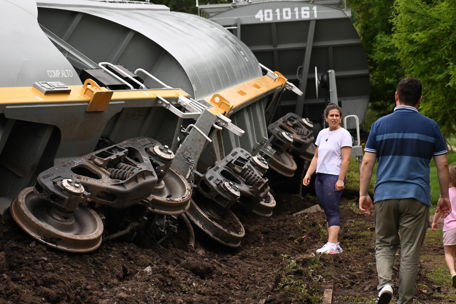 El accidente fue producto de la gran cantidad de agua caída que dejó inestable la tierra que sostiene los rieles, explicó el maquinista. No hubo que lamentar víctimas personas ni daños en viviendas cercanas Vecinos sorprendidos por la magnitud del accidente