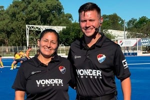 La dupla de la final. Beatriz Acuña y Lucas Pensiero a minutos del comienzo del partido entre Banco y El Quillá. Gentileza Matías Esquivel