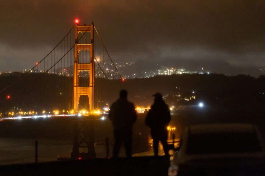 People observe an area affected by a blackout that hit about 130,000 residents, according to Pacific Gas and Electric Company in San Francisco, California, U.S., December 21, 2025. REUTERS/Carlos Barria