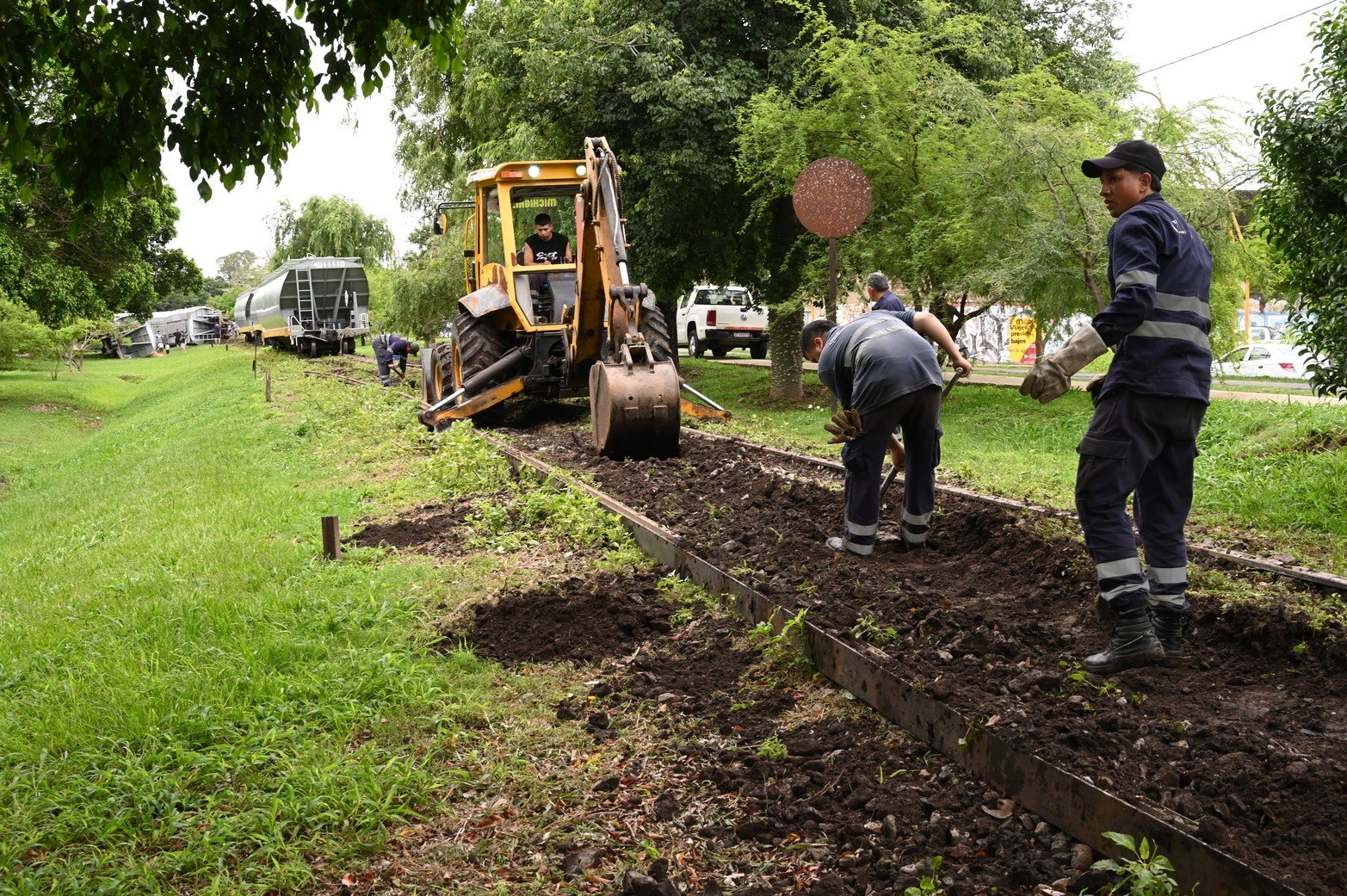 El accidente fue producto de la gran cantidad de agua caída que dejó inestable la tierra que sostiene los rieles, explicó el maquinista. No hubo que lamentar víctimas personas ni daños en viviendas cercanas.