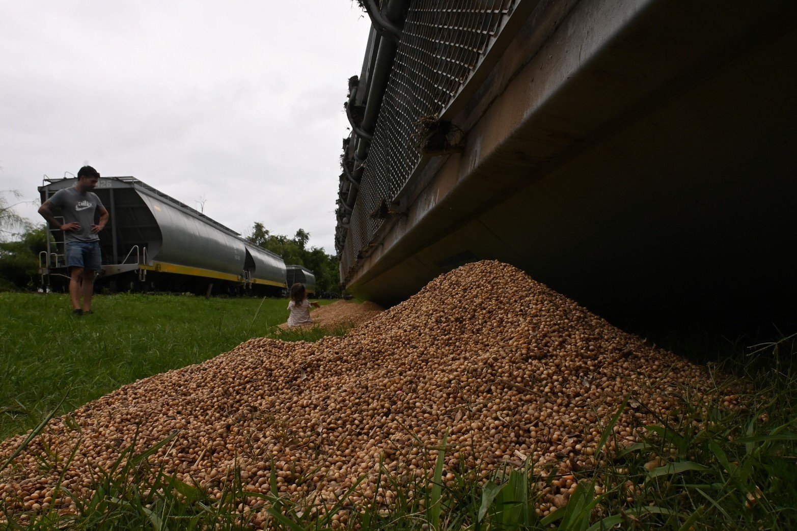 El accidente fue producto de la gran cantidad de agua caída que dejó inestable la tierra que sostiene los rieles, explicó el maquinista. No hubo que lamentar víctimas personas ni daños en viviendas cercanas.