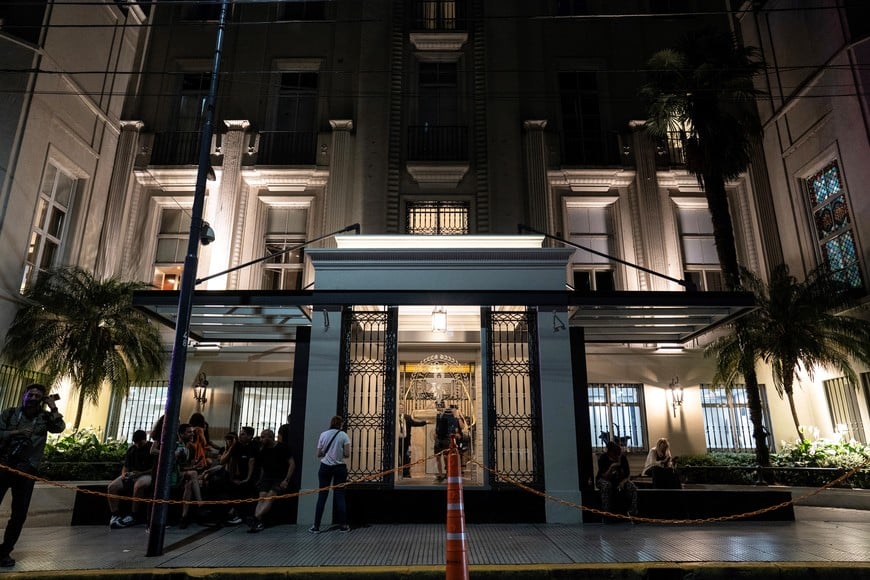 (251221) -- BUENOS AIRES, 21 diciembre, 2025 (Xinhua) -- Imagen del 20 de diciembre de 2025 de la fachada del Sanatorio Otamendi donde permanece internada la expresidenta argentina, Cristina Fernández de Kirchner, en la ciudad de Buenos Aires, capital de Argentina. Fernández de Kirchner (2007-2015) fue sometida con éxito la noche del sábado a una cirugía de urgencia por un cuadro de apendicitis en el Sanatorio Otamendi de la ciudad de Buenos Aires. (Xinhua/Martín Zabala) (mz) (ah) (da)