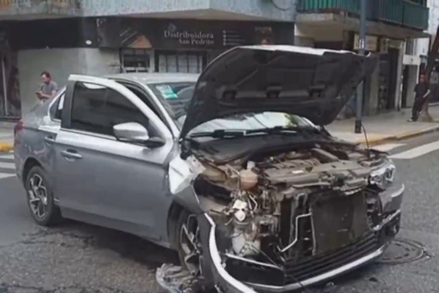 Seis heridos en Flores: condujo cinco cuadras a contramano, chocó y volcó