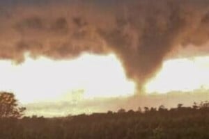 Un embudo de viento sorprendió a quienes transitaban por rutas del sur de Alto Paraná. Las autoridades analizan el impacto del fenómeno en la región.