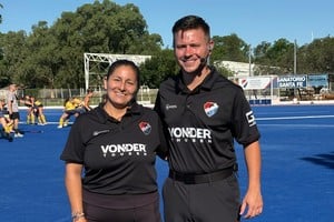 La dupla de la final. Beatriz Acuña y Lucas Pensiero a minutos del comienzo del partido entre Banco y El Quillá. Gentileza Matías Esquivel