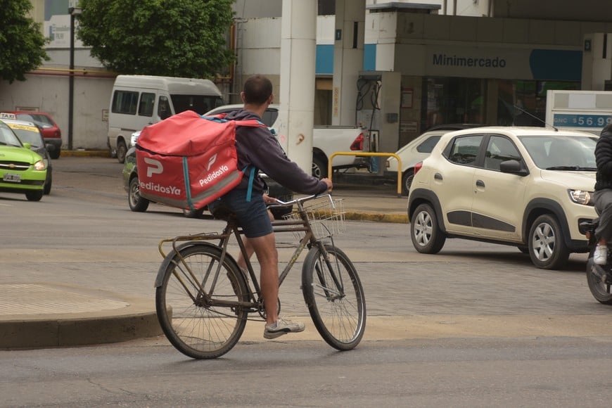 En bici, en moto, los pedidos... Archivo