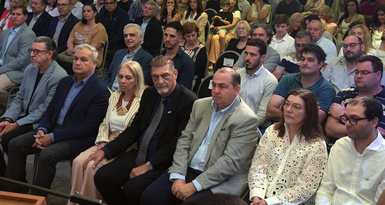 El decano saliente Eduardo Donnet, junto al diputado Pablo Farías, al rector Rubén Soro y al intendente Juan Pablo Poletti, entre los presentes en el acto de asunción. Foto: Di Salvatore