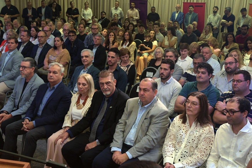 El decano saliente Eduardo Donnet, junto al diputado Pablo Farías, al rector Rubén Soro y al intendente Juan Pablo Poletti, entre los presentes en el acto de asunción. Foto: Di Salvatore