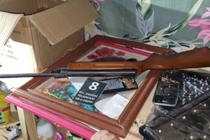 La policía desarticuló un punto de venta de estupefacientes que funcionaba allí.