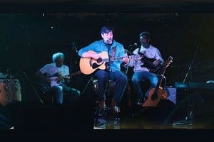 Mario Ruiz (guitarras y voz) al frente; atrás, Fabián Pinnola (flauta traversa, saxo, congas y percusión), Marcelo González (guitarra eléctrica, pedal steel y bongó), Javier Mulé (bajo y voz) e Iván Andreotti (teclados y voz). Foto: Gentileza producción