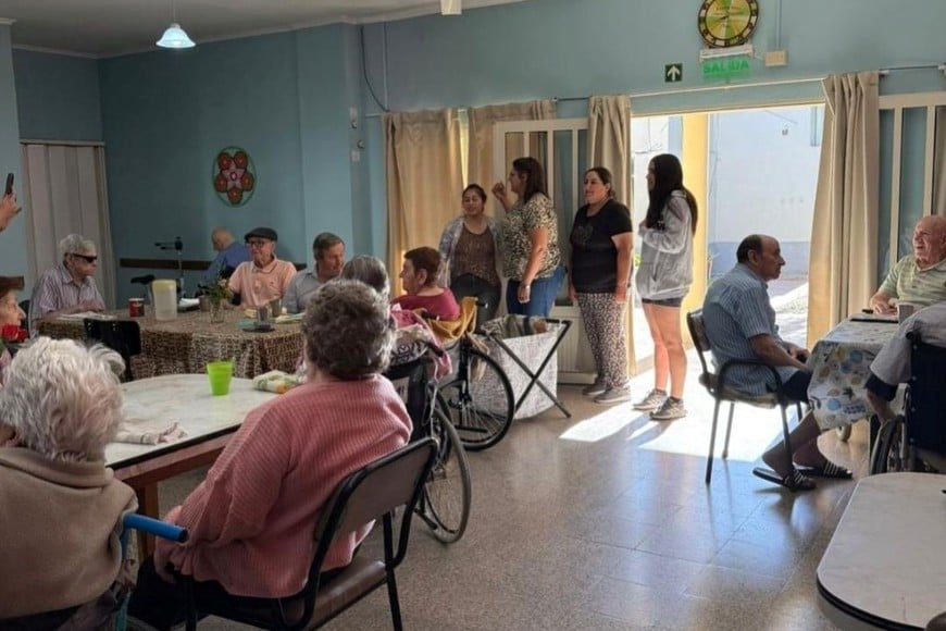 Este tipo de acciones refuerzan la importancia de los vínculos intergeneracionales y demuestran que, muchas veces, los pequeños gestos son los que más abrigan el alma.