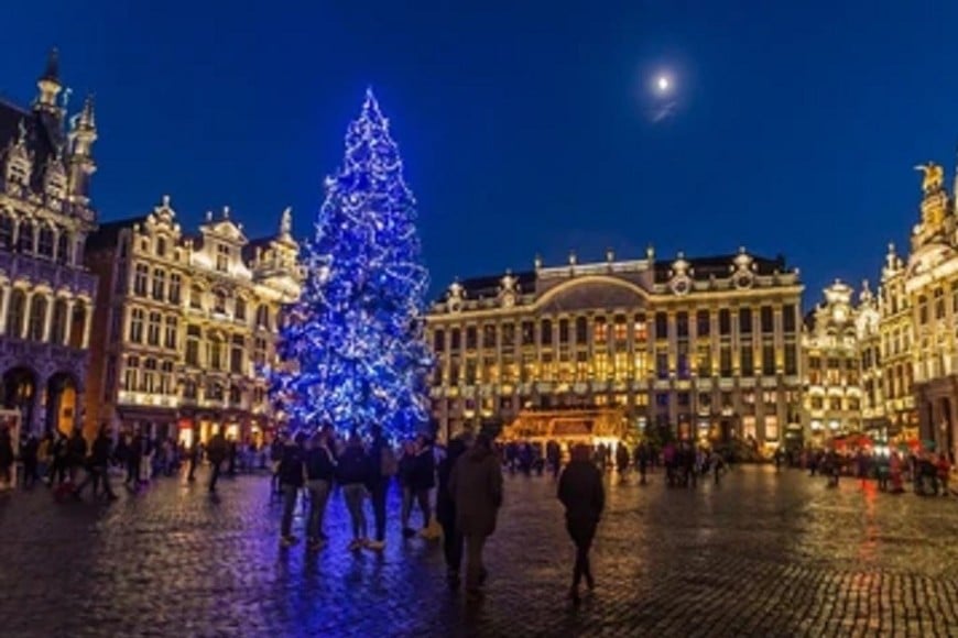 Grand-Place de Bruselas. Mundialmente conocida por su riqueza ornamental, es considerada una de las plazas más bellas del mundo.
