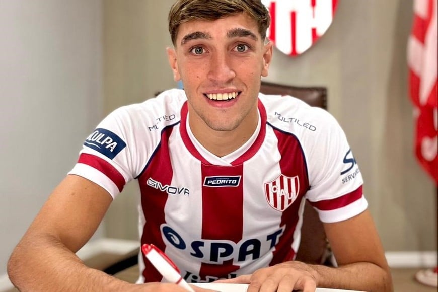 Tomás Fagioli al momento de sellar su primer contrato con Unión.