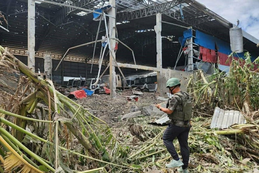 (251218) -- BANTEAY MEANCHEY, 18 diciembre, 2025 (Xinhua) -- Un edificio civil destruido por bombas lanzadas desde un avión de combate tailandés es visto en la ciudad de Poipet de la provincia de Banteay Meanchey, Camboya, el 18 de diciembre de 2025. Los enfrentamientos fronterizos entre Camboya y Tailandia continúan, mientras que el número de civiles muertos en Camboya ha ascendido a 18, informaron portavoces camboyanos el jueves. (Xinhua/Agence Kampuchea Presse) (da) (ra) (vf)