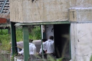 El cadáver hallado en la fábrica abandonada tenía el rostro desfigurado, según trascendió. Foto: Flavio Raina