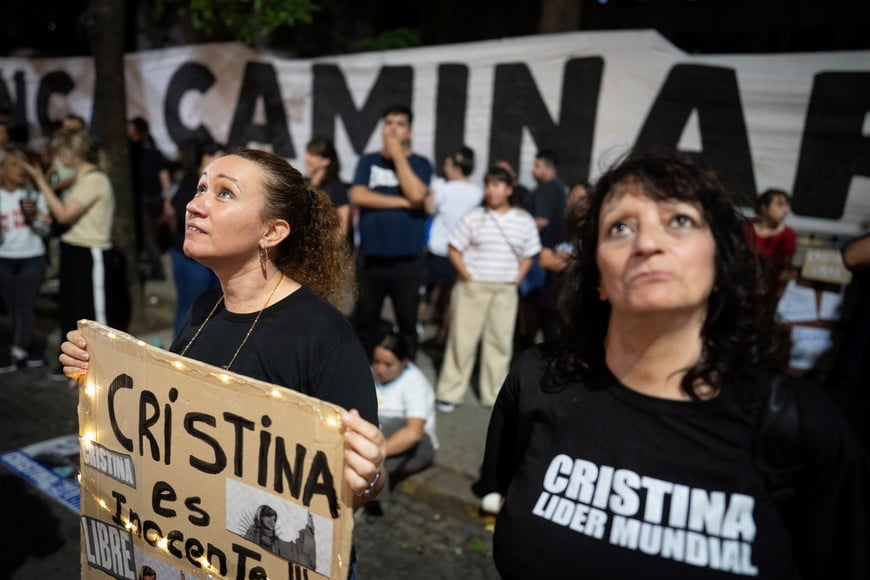 (251221) -- BUENOS AIRES, 21 diciembre, 2025 (Xinhua) -- Imagen del 20 de diciembre de 2025 de mujeres reaccionando frente al Sanatorio Otamendi donde permanece internada la expresidenta argentina, Cristina Fernández de Kirchner, en la ciudad de Buenos Aires, capital de Argentina. Fernández de Kirchner (2007-2015) fue sometida con éxito la noche del sábado a una cirugía de urgencia por un cuadro de apendicitis en el Sanatorio Otamendi de la ciudad de Buenos Aires. (Xinhua/Martín Zabala) (mz) (ah) (da)