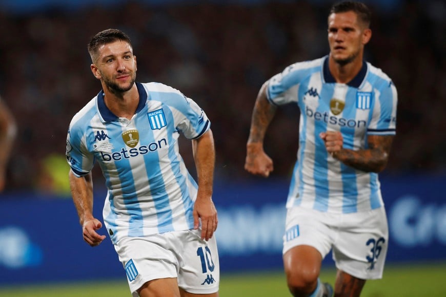 Soccer Football - Recopa Sudamericana - First Leg - Racing Club v Botafogo - Estadio Presidente Peron, Buenos Aires, Argentina- February 20, 2025 
Racing Club's Luciano Vietto celebrates scoring their first goal with teammates REUTERS/Cristina Sille