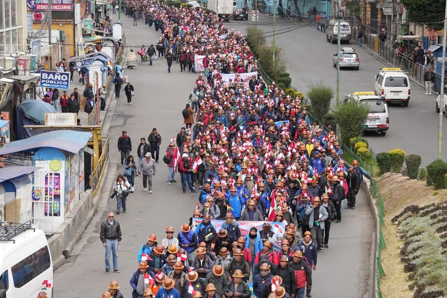 (251222) -- LA PAZ, 22 diciembre, 2025 (Xinhua) -- Mineros cooperativistas de la ciudad de Potosí participan en una multitudinaria marcha para exigir la abrogación del Decreto Supremo 5503, en la ciudad de La Paz, Bolivia, el 22 de diciembre de 2025. Bolivia registró el lunes bloqueos de caminos y carreteras en seis de sus nueve departamentos protagonizado por varios sectores en rechazo al fin de la subvención a los combustibles, una de las medidas centrales del paquete económico aprobado por el Gobierno del presidente Rodrigo Paz Pereira para enfrentar la crisis del país. (Xinhua/Javier Mamani) (jm) (ah) (oa) (vf)