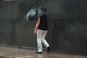 Siguen la humedad y el agua en la capital santafesina. Crédito: Guillermo Di Salvatore