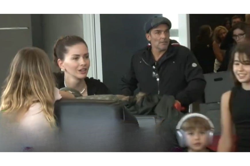 La China Suárez junto a sus tres hijos llegando a la Argentina.