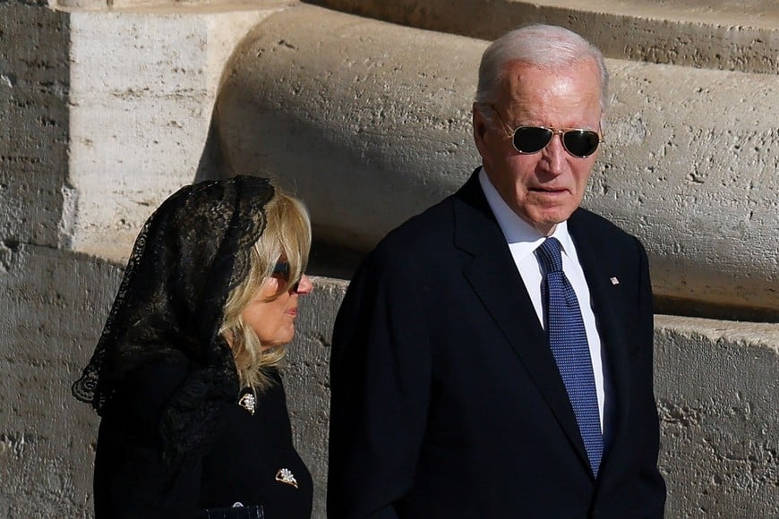 Former U.S. President Joe Biden and his wife Jill Biden walk ahead of the funeral Mass of Pope Francis,  at the Vatican, April 26, 2025. REUTERS/Kai Pfaffenbach