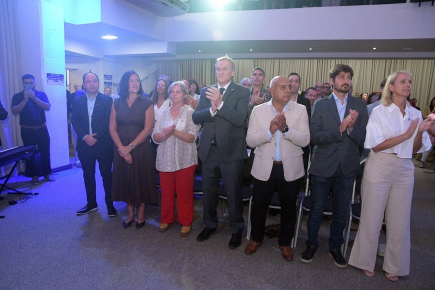 El flamante decano Alejandro Tóffolo (en el centro) junto a la vicedecana electa, Irene Steimann, junto a autoridades que acompañarán la nueva gestión. Foto: Di Salvatore