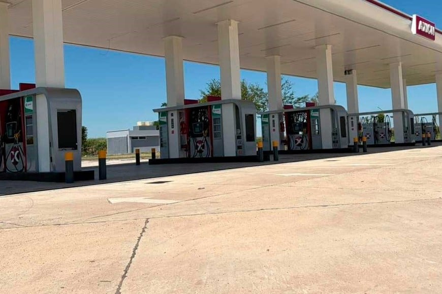 La estación está ubicada en el ingreso al pueblo.