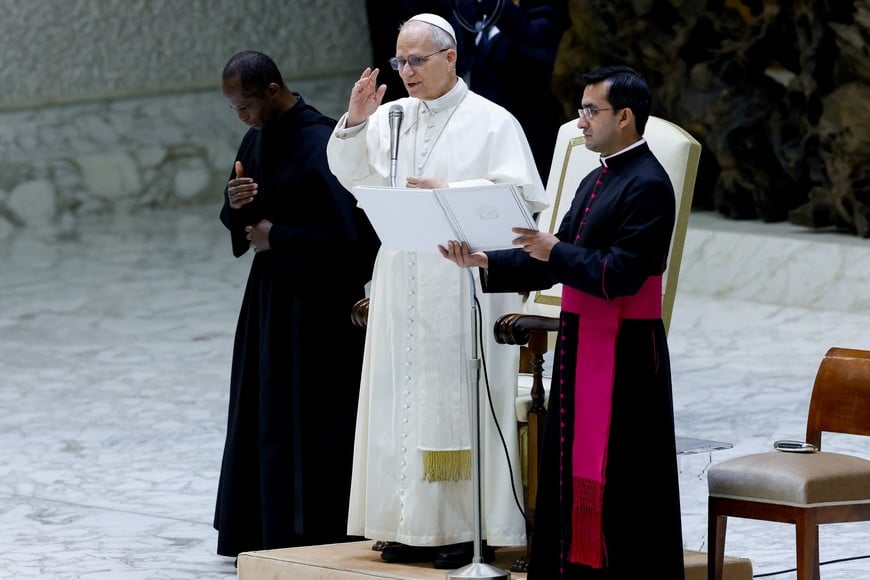 Pope Leo XIV blesses the audience during a meeting with employees of the Roman Curia, the Governorate of the Vatican City State, and the Vicariate of Rome and their families for the exchange of Christmas greetings, in Paul VI Hall at the Vatican, December 22, 2025. REUTERS/Remo Casilli