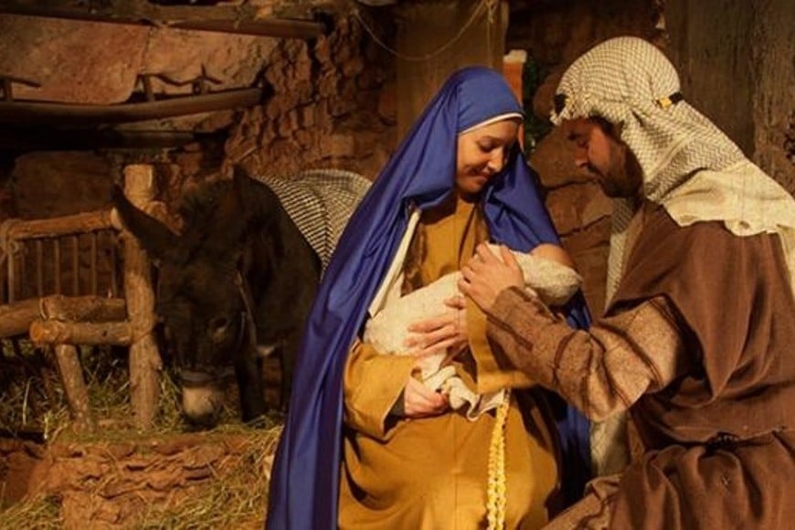 Pesebre viviente realizado en Argentina, como recreación humana y representación simbólica del nacimiento de Cristo. La figura borrada de Bruselas, dice el autor, pretendidamente inclusiva, es en realidad "una afrenta a la visibilidad de la encarnación, esa verdad teológica que afirma que lo divino tiene un rostro humano y, por tanto, merece respeto y no ocultamiento".
