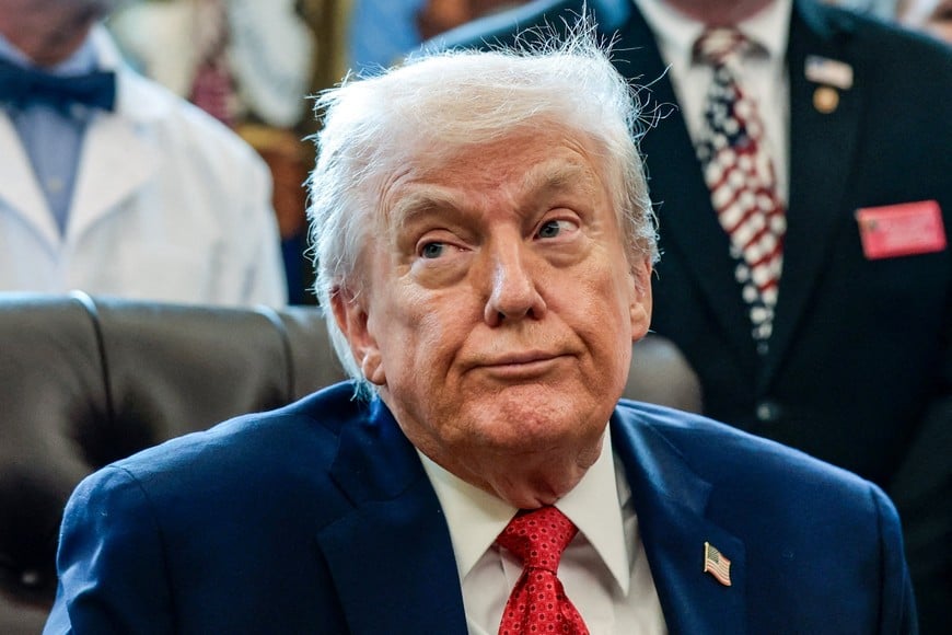 U.S. President Donald Trump looks on as he signs an executive order recommending loosening the federal regulations on marijuana, in the Oval Office at the White House in Washington, D.C., U.S., December 18, 2025. REUTERS/Evelyn Hockstein     TPX IMAGES OF THE DAY