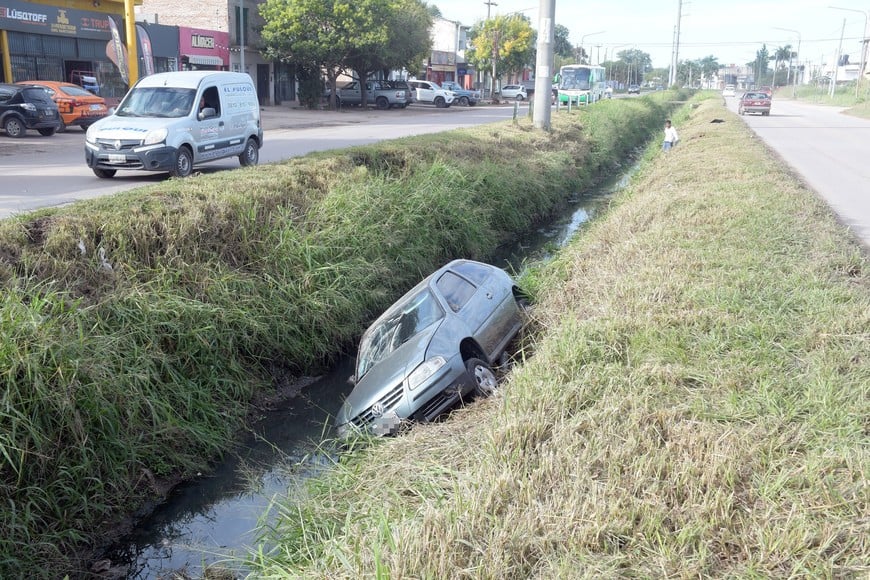 11 de abril de 2025. Un auto se cayó en el zanjón. Crédito: Guillermo Di Salvatore