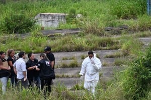 Peritos e investigadores en la escena del suceso. Foto: Flavio Raina