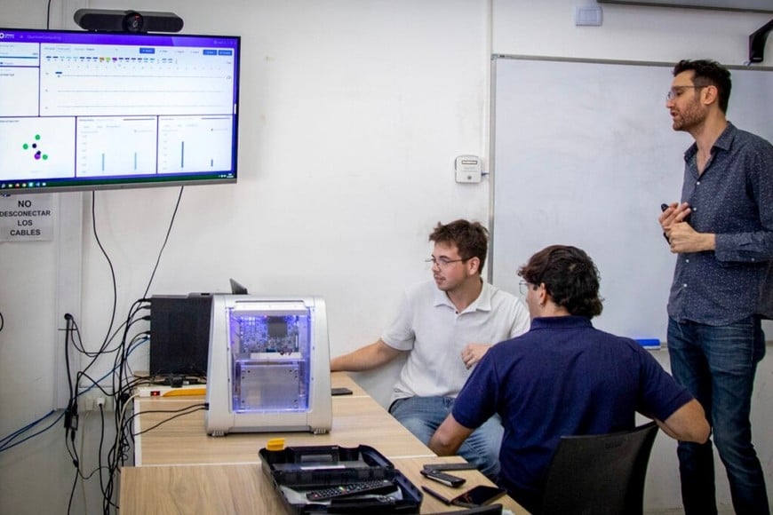 Llegó a la Argentina la primera computadora cuántica para su estudio académico. Crédito: Universidad de Hurlingam.