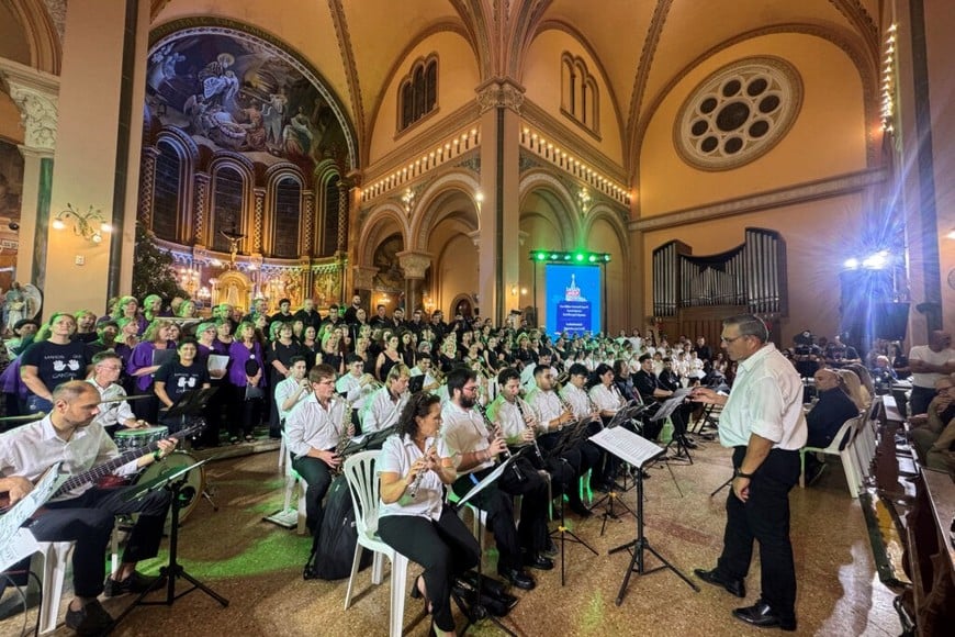 Con un gran marco de público, se realizó el show musical “Santa Fe Canta la Navidad”