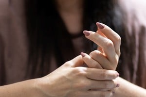 Sonarse los dedos es una costumbre común que no daña las manos.