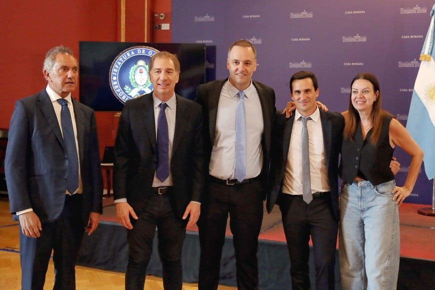 Sturzenegger pasó un rato y no se quedó para la foto final del brindis.