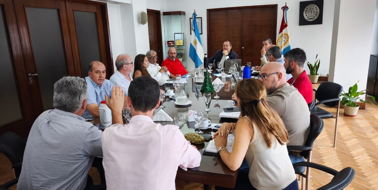 Autoridades municipales y de la empresa Assa se reunieron para buscar soluciones integrales de mejora del servicio en Colastiné. Foto: Gentileza