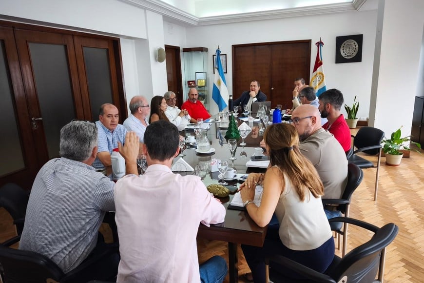Autoridades municipales y de la empresa Assa se reunieron para buscar soluciones integrales de mejora del servicio en Colastiné. Foto: Gentileza