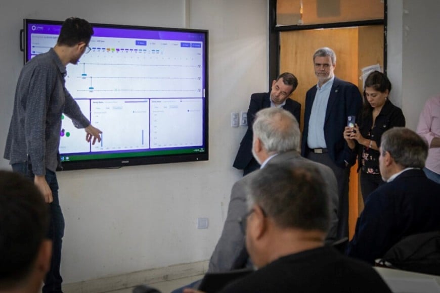 Llegó a la Argentina la primera computadora cuántica para su estudio académico. Crédito: Universidad de Hurlingam.