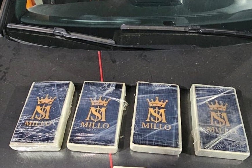 La droga estaba escondida bajo un asiento en un bolso con ladrillos envueltos.