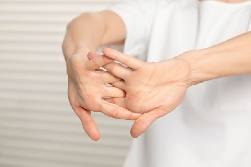 La ciencia analizó el hábito de sonarse los dedos y desmintió un mito.