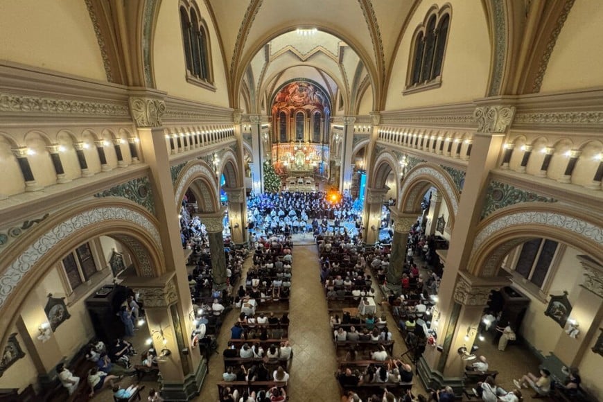 Con un gran marco de público, se realizó el show musical “Santa Fe Canta la Navidad”