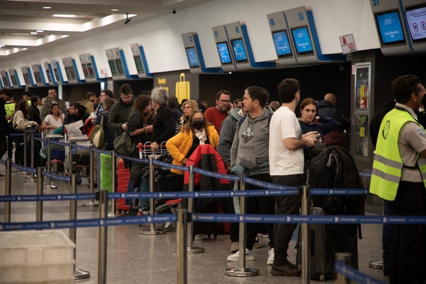 (240906) -- BUENOS AIRES, 6 septiembre, 2024 (Xinhua) -- Personas esperan en el área de registro tras la cancelación de vuelos en el marco de un paro de pilotos y aeronavegantes de la empresa Aerolíneas Argentinas, en el Aeroparque Jorge Newbery, en la ciudad de Buenos Aires, capital de Argentina, el 6 de septiembre de 2024. (Xinhua/Martín Zabala) (mz) (ra) (ce)