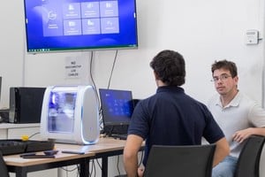 Llegó a la Argentina la primera computadora cuántica para su estudio académico. Crédito: Universidad de Hurlingam.