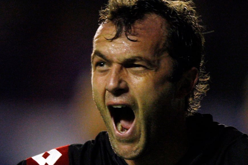 Bernardo Romeo from Argentina's San Lorenzo celebrates after scoring against Peru's Cienciano during their Copa Sudamericana soccer match in Buenos Aires, September 24, 2009. REUTERS/Enrique Marcarian (ARGENTINA SPORT SOCCER) BUENOS AIRES  San Lorenzo  vs.  Cienciano equipos de futbol futbolistas copa sudamericana de futbol 2009