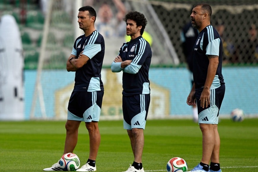 Soccer Football - International Friendly - Argentina Training - Estadio Manuel Martinez Valero, Elche, Spain - November 13, 2025
Argentina coach Lionel Scaloni with assistant coaches Pablo Aimar and Walter Samuel during training REUTERS/Pablo Morano