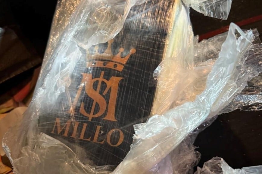 La droga estaba escondida bajo un asiento en un bolso con ladrillos envueltos.