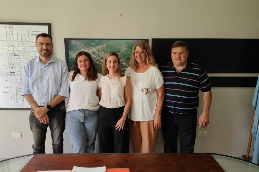 Primo junto a su equipo de trabajo en la sede comunal.